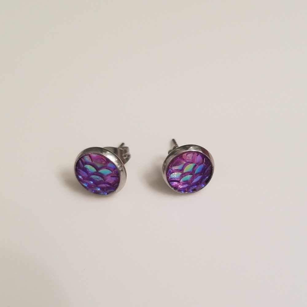 ⭐HP⭐ 8mm Iridescent Mermaid Earrings